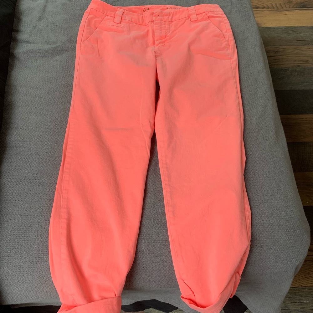 Gap Salmon colored khakis cropped.